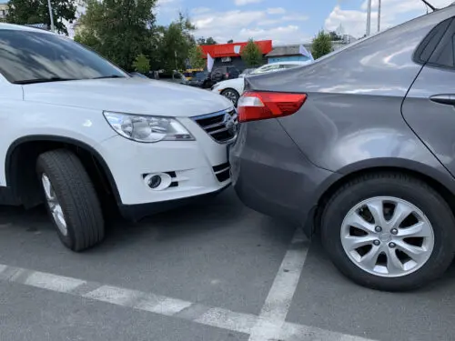 Verkehrsunfallflucht - Fahrzeugkollision Ausparken