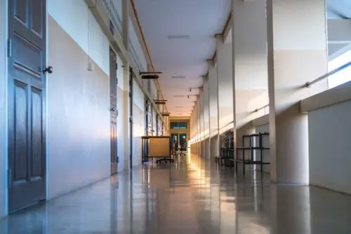 Schülern am Verlassen des Klassenraums gehindert - Freiheitsberaubung