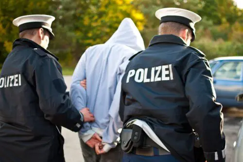 Widerstand gegen Vollstreckungsbeamte bei rechtswidriger Entkleidung