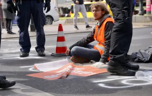 Klimaaktivist klebt sich fest: Urteil in Freiburg gefällt