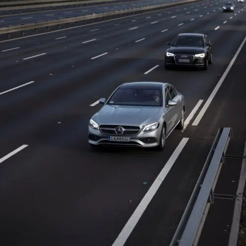 Mercedes wechselt direkt nach Beschleunigungsstreifen vor Audi auf die Überholspur