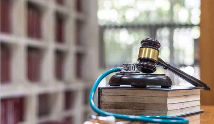 Erkrankung eines Angeklagten – Auskunft eines Arztes über Verhandlungsfähigkeit