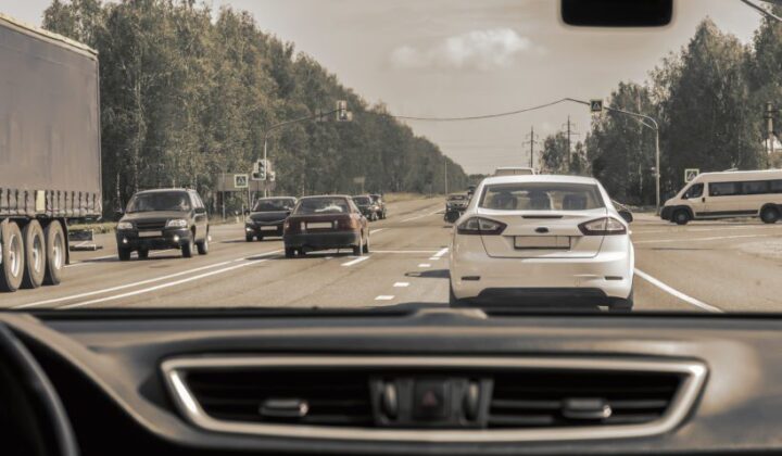 Überholen wenn Gegenverkehr kommt – fahrlässige Gefährdung des Straßenverkehrs?