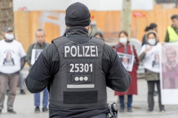 Beleidigung von Polizeibeamten als „Scheiß Bullen!“ und Nötigung