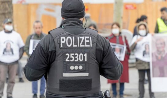 Beleidigung von Polizeibeamten als „Scheiß Bullen!“ und Nötigung