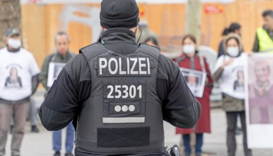 Beleidigung von Polizeibeamten als „Scheiß Bullen!“ und Nötigung