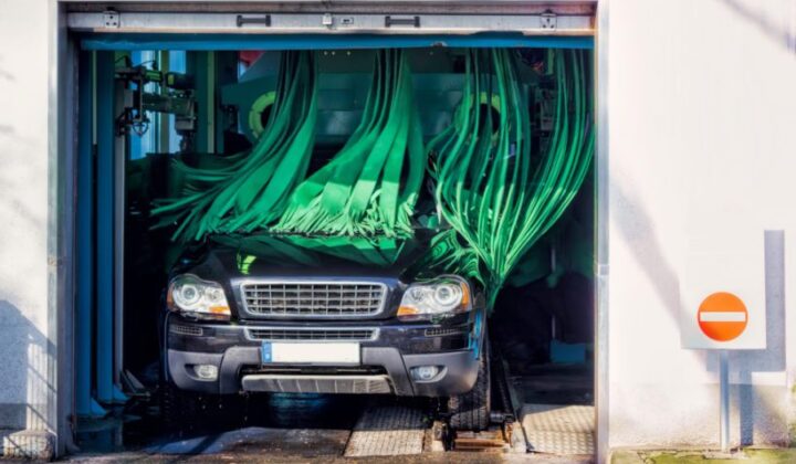 Verkehrsunfallflucht bei Beschädigung einer Waschstraße – Fahrerlaubnisentziehung