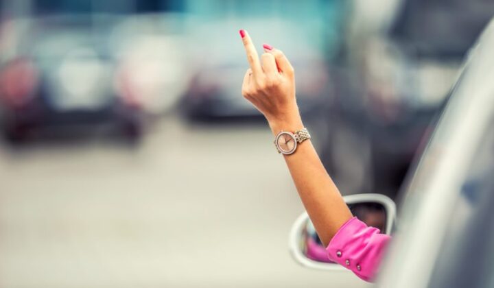 Zeigen des „Stinkefingers“ bei Überholmanöver und anschließendes riskantes Einscheren