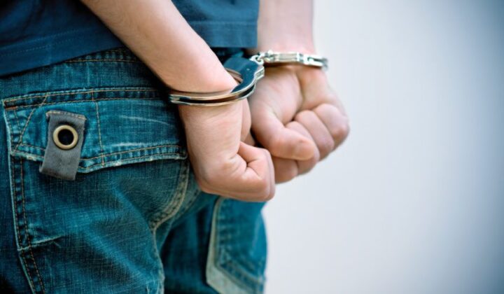 Jugendstrafverfahren – Ungehorsams-Arrests bei neuer Straftat in der Bewährungszeit