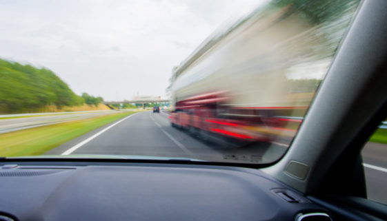 Überholen im Überholverbot mit Behinderung des überholten Fahrzeugs