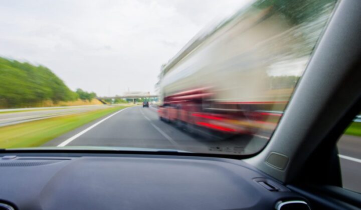 Überholen im Überholverbot mit Behinderung des überholten Fahrzeugs