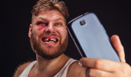 Schlag mit einem Mobiltelefon – Körperverletzung mittels eines gefährlichen Werkzeugs