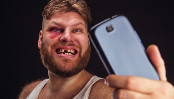 Schlag mit einem Mobiltelefon - Körperverletzung mittels eines gefährlichen Werkzeugs
