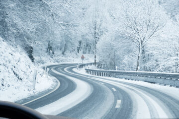 Fahrlässige Gefährdung des Straßenverkehrs bei Unfall mit 0,796 Promille auf schneeglatter Straße