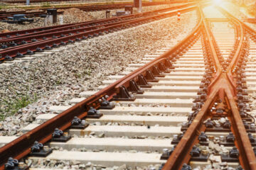 Störung des Bahnbetriebes und Nötigung durch Anketten an Bahnschienen