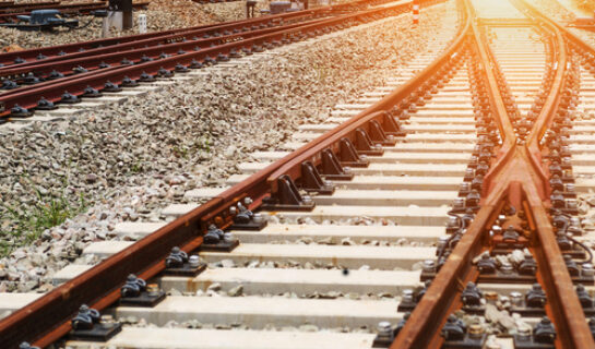 Störung des Bahnbetriebes und Nötigung durch Anketten an Bahnschienen