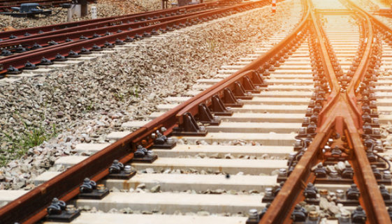 Störung des Bahnbetriebes und Nötigung durch Anketten an Bahnschienen