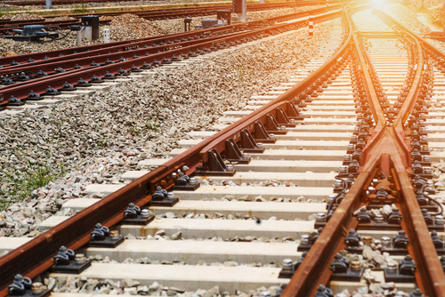 Störung des Bahnbetriebes und Nötigung durch Anketten an Bahnschienen