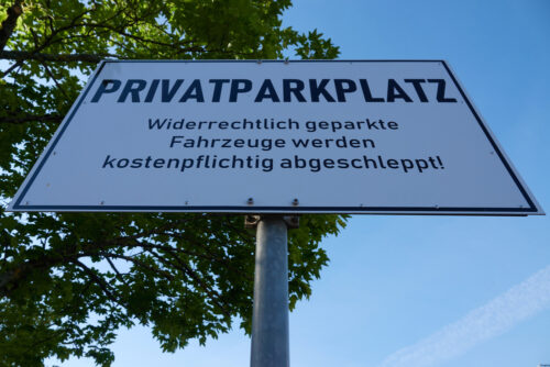 Unerlaubtes Entfernen vom Unfallort- Beschilderung als Privatparkplatz