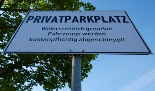 Unerlaubtes Entfernen vom Unfallort- Beschilderung als Privatparkplatz