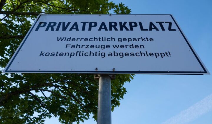 Unerlaubtes Entfernen vom Unfallort- Beschilderung als Privatparkplatz