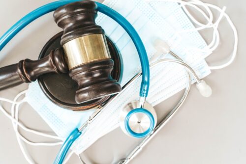 Falsches Attest zur Befreiung von Corona-Maskenpflicht