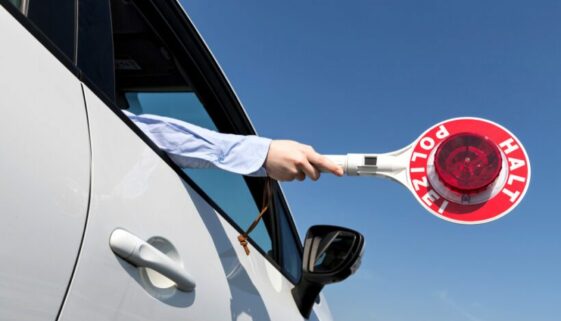 Fahren ohne Fahrerlaubnis - Anhalten wegen Geschwindigkeitsverstoß - Dauerstraftat