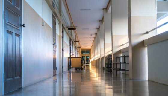 Schülern am Verlassen des Klassenraums gehindert - Freiheitsberaubung