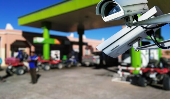 Anbringen falscher Fahrzeugkennzeichen für Tankbetrug