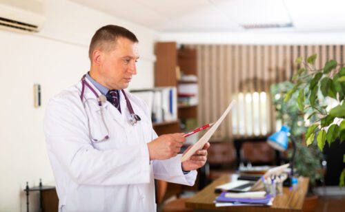 Strafbarkeit eines Arztes wegen Ausstellens eines Privatrezepts