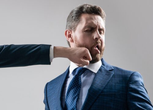 Schlag ins Gesicht strafbare Körperverletzung bei Notwehrprovokation?