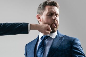 Schlag ins Gesicht strafbare Körperverletzung bei Notwehrprovokation?