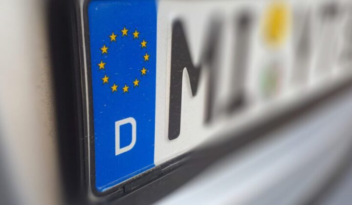 Kennzeichenmissbrauch und Urkundenfälschung