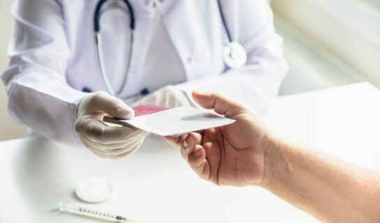 Bescheinigung über vorläufige Impfunfähigkeit ist kein unrichtiges Gesundheitszeugnis