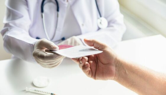 Bescheinigung über vorläufige Impfunfähigkeit ist kein unrichtiges Gesundheitszeugnis
