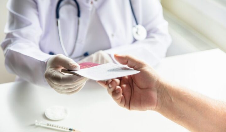 Bescheinigung über vorläufige Impfunfähigkeit ist kein unrichtiges Gesundheitszeugnis