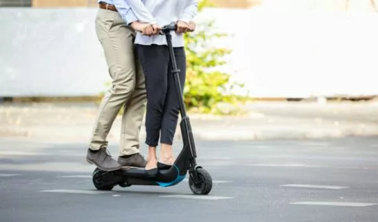 E-Scooter-Fahrt als Sozius mit Händen am Lenker – Trunkenheitsfahrt?