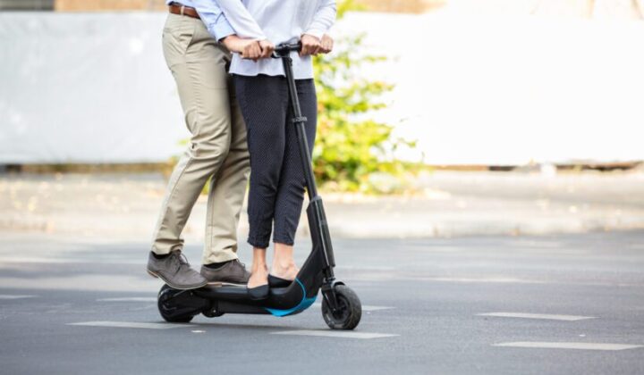 E-Scooter-Fahrt als Sozius mit Händen am Lenker – Trunkenheitsfahrt?