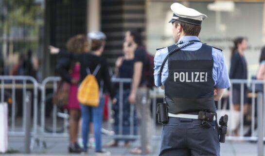Bezeichnung von Polizeibeamten als Flitzpiepen – Meinungsäußerung
