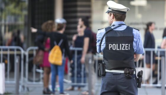 Bezeichnung von Polizeibeamten als Flitzpiepen - Meinungsäußerung