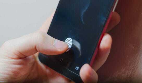 Entsperren Mobiltelefon mit zwangsweise abgenommenen Fingerabdruck