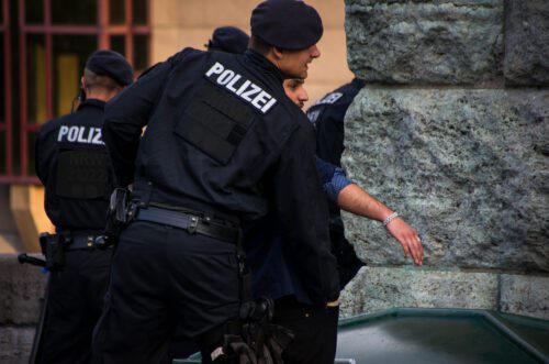 Strafbarkeit wegen tätlichen Angriffs auf Vollstreckungsbeamte