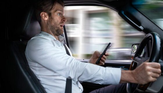 Verkehrsunfall wegen Nutzung eines Mobiltelefons während der Fahrt – Strafzumessung