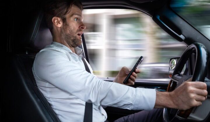 Verkehrsunfall wegen Nutzung eines Mobiltelefons während der Fahrt – Strafzumessung