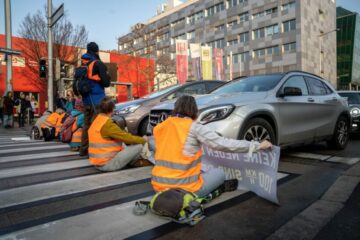 Festkleben auf Fahrbahn Klimaaktivist – Nötigung – Strafzumessung