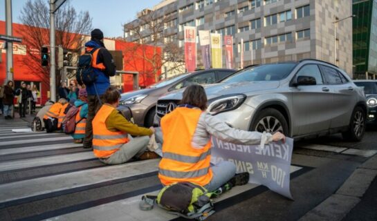 Festkleben auf Fahrbahn Klimaaktivist – Nötigung – Strafzumessung