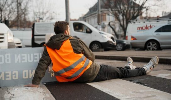 Nötigung durch Festkleben auf Straße