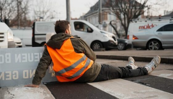 Nötigung durch Festkleben auf Straße