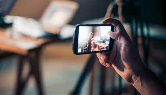 Mobiltelefonbeschlagnahme bei Fotografieren von fremden Personen zu privaten Zwecken