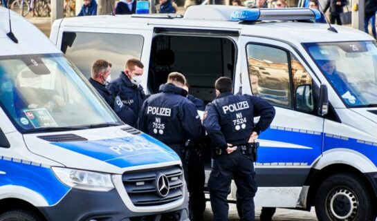 Bezeichnung von polizeilichen Maßnahmen als rassistisch – Strafbarkeit